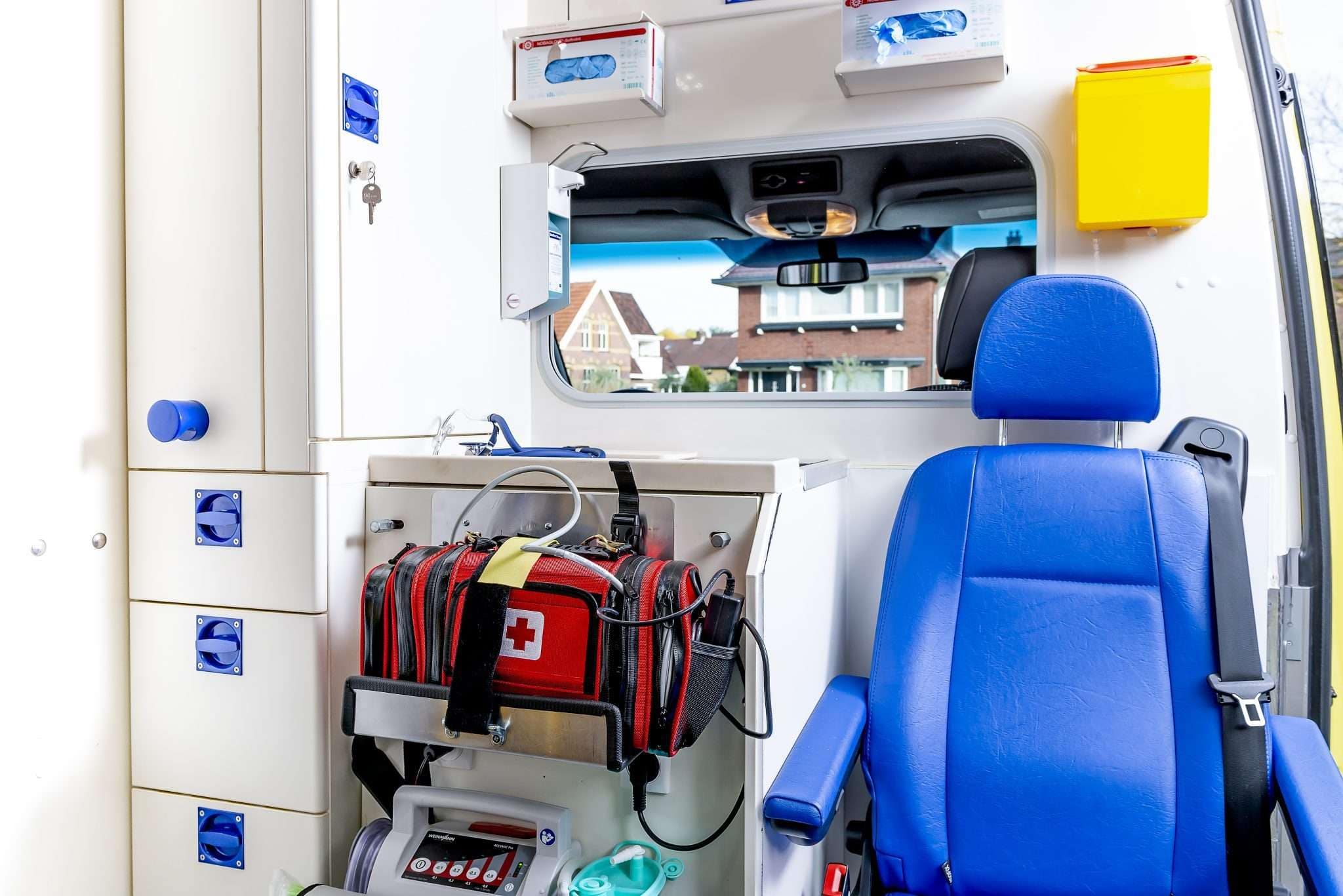 Interiorul unei ambulanțe private Safe Life Med, echipată pentru transport de pacienți